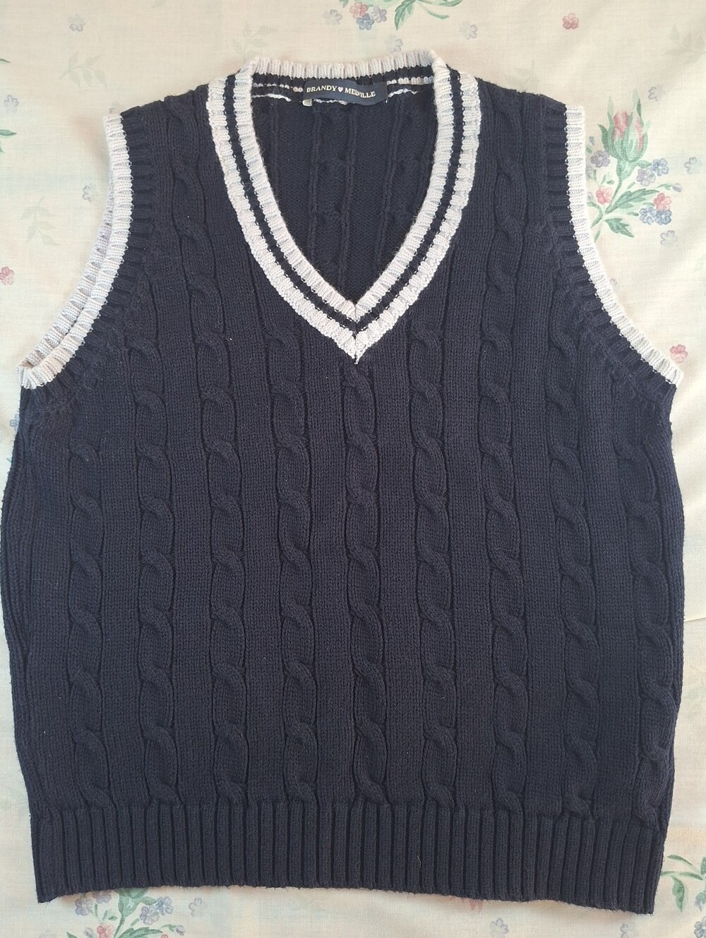 Brandy Melville Women's Navy and White Gilet/Vest